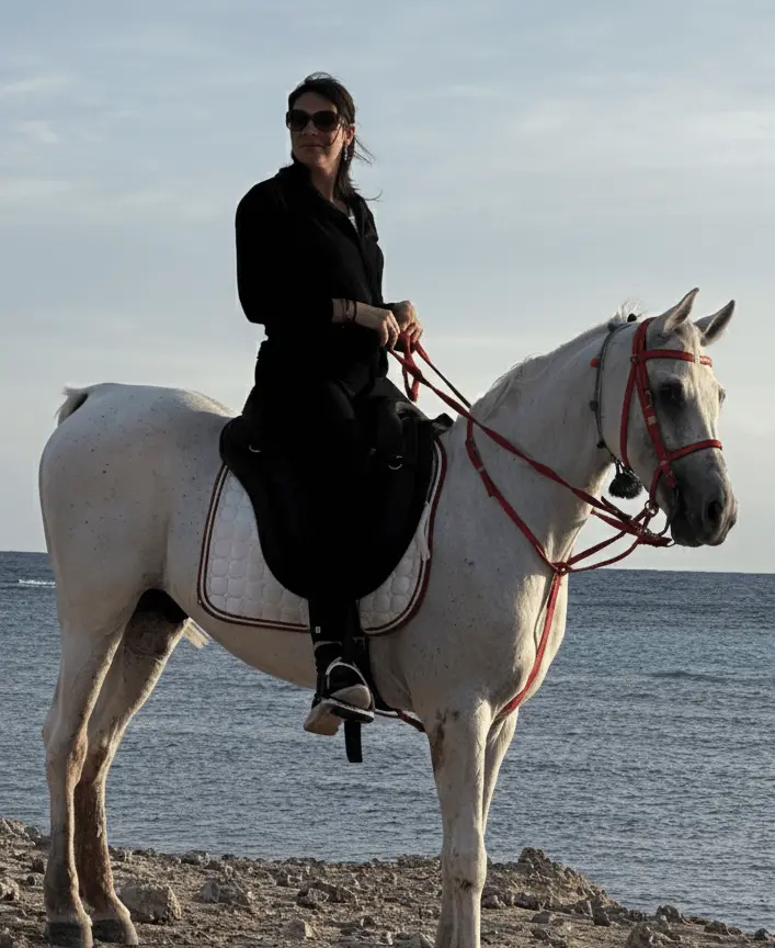 Lucie Kubiková s koněm na pláži v Řecku